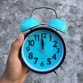 Jam Weker Quartz Biru